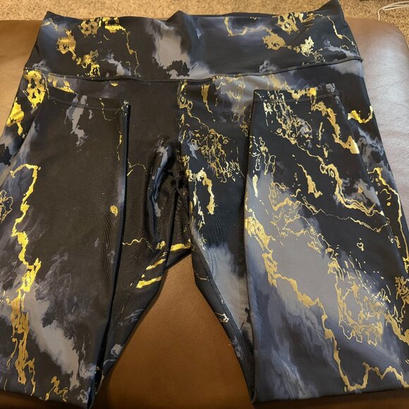 Old Navy Active Powersoft Leggings & Sports Bra – Gold Marble Print - Picture 2 of 11